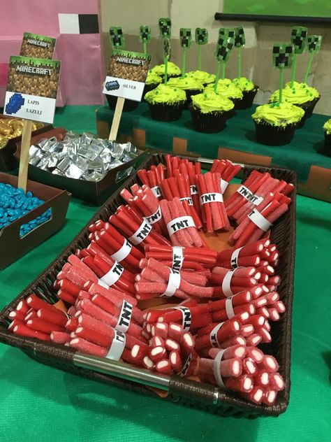 Creative Table Settings, Video Game Table, Minecraft Themed Birthday Party, Game Party Decorations, Minecraft Birthday Decorations, Diy Minecraft Birthday Party, Video Game Party Decorations, Minecraft Party Decorations, Minecraft Birthday Cake