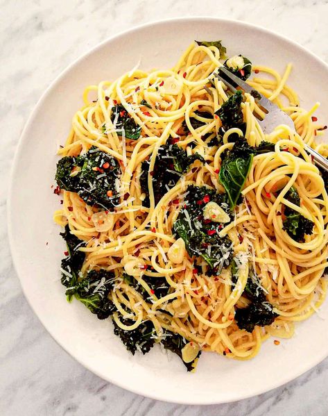 This garlic kale pasta recipe features a super simple kale and garlic base with a slightly spicy kick! I wouldn't be surprised if this- Kale Pasta Recipe, Cook Kale, Breaded Chicken Parmesan, Kale Kale, Baked Chicken Parm, Pan Fried Noodles, Food Bites, Garlic Kale, Kale Pasta