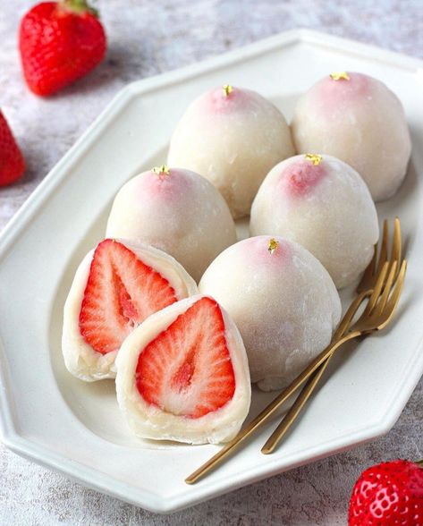 Ichigo Daifuku, Strawberry Mochi, Dessert Tea, Pretty Dessert, Japanese Dessert, Japan Food, Food Magazine, Rice Cakes, Satisfying Food