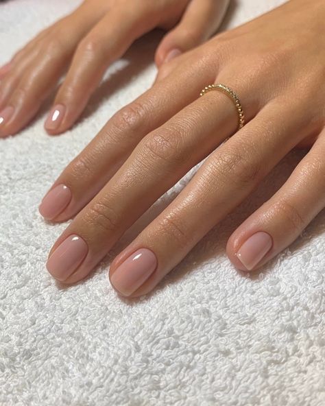 7 Nail Colours for Short Nails That Look So Chic | Who What Wear Colours For Short Nails, Natural Color Nails, Hands Care, Short Natural Nails, Natural Nails Manicure, Manicured Nails, Cuticle Care, Subtle Nails, Minimal Nails