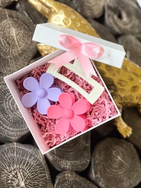 Box For Bridesmaids, Flower Claw Clip, Custom Birthday Cakes, Sweet Accessories, Personalised Gift Boxes, Hair Flower, Claw Clips, Box Ideas, Personalized Birthday Gifts