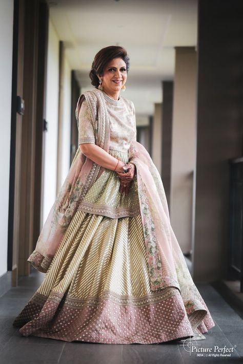 Mom's Who Slayed At Their Daughter's Weddings & How! | WedMeGood Indian Mom Wedding Outfits, Lehnga For Bride Mother Indian, Lehnga For Bride Mom, Groom Mother Outfit Indian, Bride Mother Outfit Indian, Barat Dress Design, Brides Mother Indian Outfit, Mother Hairstyles, Shaadi Dresses