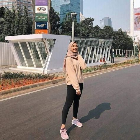 Outfit Jogging Hijab, Jogging Outfit Running Women, Ootd Kondangan Simple Hijab, Ootd Kondangan Simple, Ootd Sport, Outfit Hijab Ideas, Outfit Jogging, Hijab Photography, Sportswear Outfits