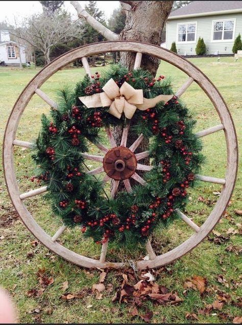 Western Christmas Decorations, Wagon Wheel Decor, Farmhouse Style Wreath, Wheel Decor, Diy Outdoor Decor, Cowboy Christmas, Western Christmas, Christmas Porch, Wagon Wheel