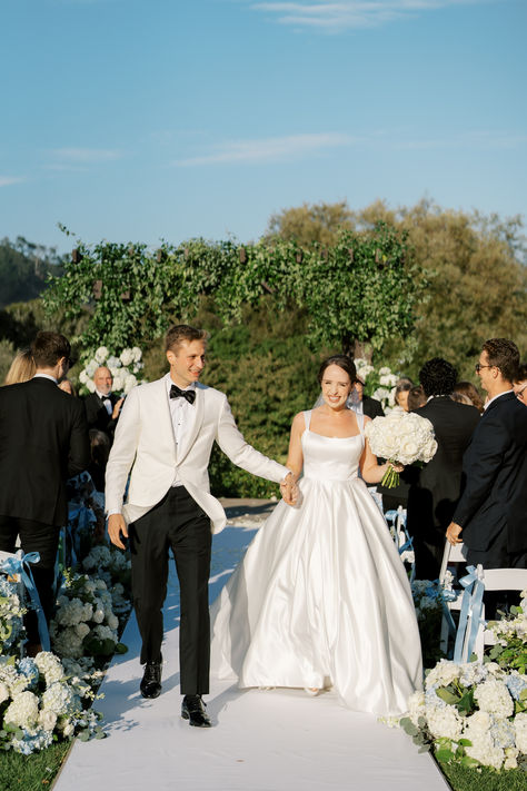 Timeless wedding ceremony flowers featuring classic blooms like roses, lilies, and peonies in soft, romantic colors, creating an elegant and serene atmosphere for a traditional wedding. Reuse Ceremony Flowers For Reception, Chic Wedding Florals, Classic Wedding Ceremony, Classic Spring Wedding, Sky Wedding, Traditional Weddings, Flowers Real, Carmel Ca, Wedding Ceremony Flowers