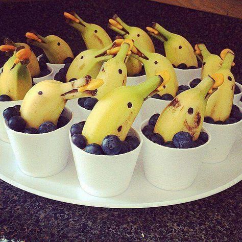 Blueberry banana dolphin snacks! We love serving this quick, easy and healthy treat after mermaid swim lessons. Tropisk Fest, Resep Juice, Party Fruit, Dolphin Tale, Fest Mad, Preschool Snacks, God Mad, Fruit Party, God Mat