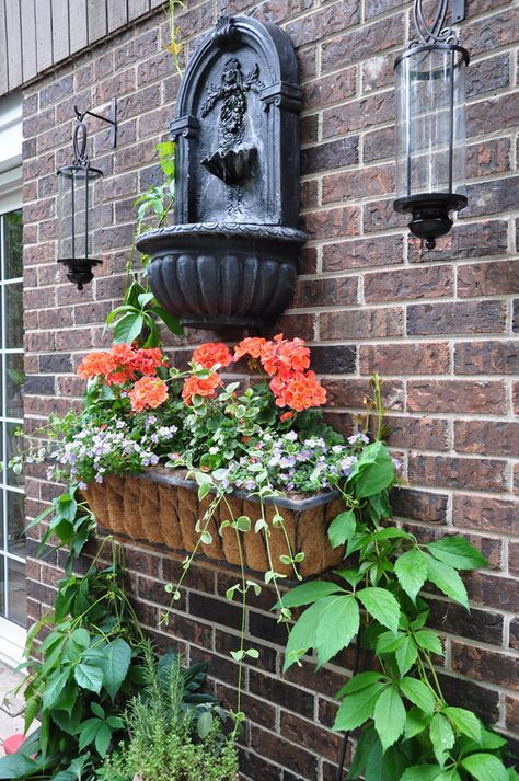 10 Great Ways to Dress up a Garden Wall or Fence Flower Combos, Brick Wall Gardens, Brick Wall Decor, Yard Inspiration, Diy Garden Fence, Garden Container, Witch Garden, Pin Ideas, Garden Idea