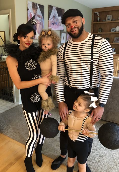 Ringmaster Family Costume, Ring Master Family Costume, Circus Family Costume Halloween, Circus Costumes Couples, Carnevil Halloween Costumes, Circus Costume Family, Circus Family Halloween Costumes, Clown Family Costume, Family Clown Costumes