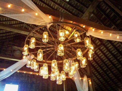 Love this wagon wheel chandelier with mason jars. Chandelier Canada, Mason Jar Chandelier Diy, Wagon Wheel Light, Jar Chandelier, Mason Jar Chandelier, Wagon Wheels, Diy Pendant Light, Wheel Chandelier, Diy Shades