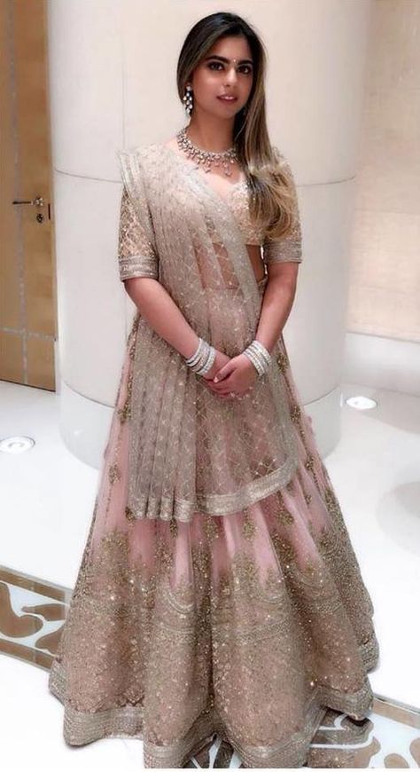 Drape it the gujarati style! Isha Ambaani here looks gorgeous in that lehenga!  #weddinginspiration #trends #outfits #indianfashion #indianwedding Best Bridal Lehenga, Dupatta Draping Styles, Dupatta Draping, Isha Ambani, Lehenga Dupatta, Sabyasachi Lehenga, Desi Wedding Dresses, Wedding Lehenga Designs, Lehnga Dress