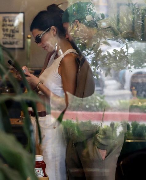 Kendall Jenner Bad Bunny, Kylie Jenner Icons, Kendall Jenner Icons, Host Dinner Party, Bella Hadid Style, Paparazzi Photos, The Love Club, Beverly Hills California, Hadid Style