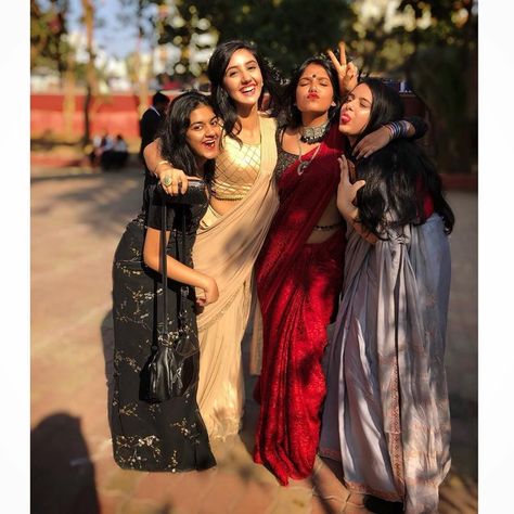 Group Pics In Sarees, Sari Poses With Friends, Saree Friends Photoshoot, Saree Poses With Friends Photoshoot Ideas At Home, Group Photo Poses In Saree, Bff Saree Poses, Farewell Pics Ideas, Farewell Pictures Photo Ideas, Saree With Friends