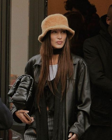 Bucket Hat Outfit, New York Street Style, Winter Fit, Looks Street Style, Street Style Winter, Emily Ratajkowski, Winter Fits, New York Street, Models Off Duty