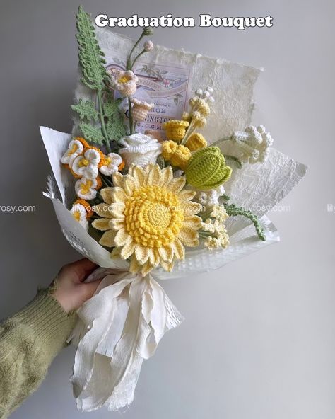 Crochet graduation bouquet, tag the friends who wii graduate today 🌷🌷#crochetflowerpatterns #crochet #gift #giftforgraduation #graduationgifts #graduationbouquet Bouquet Tag, Graduation Crochet, Easy Crochet Flower, Bouquet Crochet, Graduation Bouquet, Graduation Flowers, Crochet Shell, Flower Step By Step, Crochet Flowers Easy