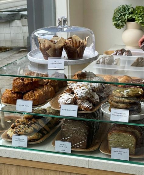 Pastry Coffee Shop, Cake Shop Interior, Bakery Interior, Breakfast Cafe, Catering Ideas Food, Pecan Cake, Pastry And Bakery, Coffee Shop Design, Bakery Shop