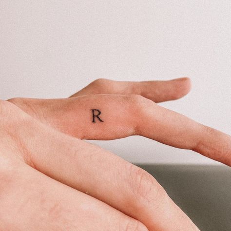 Finger Letter Tattoos, Letter R Tattoo, Tattoo Alphabet, Finger Tattoos For Couples, Alphabet Tattoo Designs, Ring Finger Tattoos, Tattoos Geometric, Initial Tattoo, Ring Tattoos