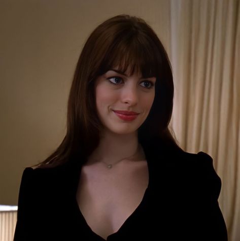 Anne Hathaway Characters, Andy Sachs Hair, Movie Characters With Bangs, Anne Hathaway Devil Wears Prada Hair, Andrea Devil Wears Prada, Anne Hathaway Now, Andrea Sachs Aesthetic, Anna Hathaway Aesthetic, Andrea Sachs Outfits