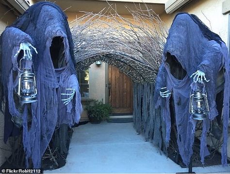 Ghoulishly good! This Halloween lover decorated the entrance to their house with terrifyin... Courtyard Entrance, Walmart Halloween, Cheap Diy Halloween Decorations, Scary Halloween Decorations Outdoor, Haunted Hayride, Halloween Decor Diy, Halloween Outside, Beetlejuice Halloween, Casa Halloween