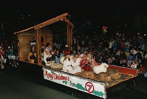 Christmas Parade Float Ideas, Parade Float Theme, Parade Float Ideas, Christmas Parade Floats, Elf Crafts, Church Youth Group, Nativity Church, Christmas History, Christmas Stage