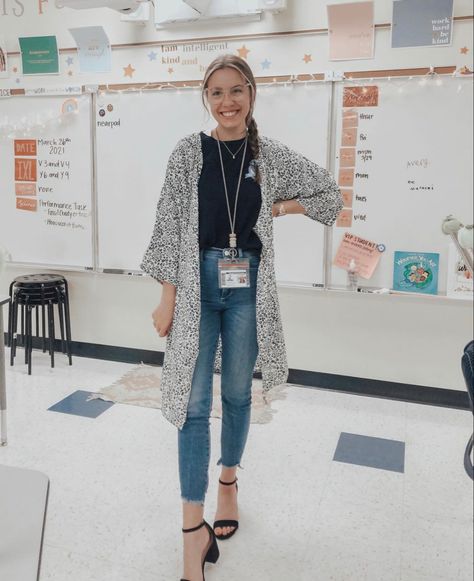 Education Assistant Outfits, Preschool Assistant Teacher Outfits, Teacher Outfit For Kids Career Day, Elementary School Teacher Aesthetic Outfits, School Counselor Outfits, Counselor Outfits Women, Teaching Assistant Outfit, Pregnancy Teacher Outfits, Counselor Outfits