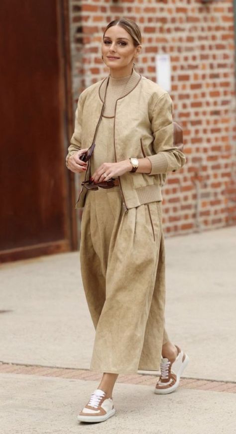 Olivia Palermo Outfit, Olivia Palermo Lookbook, Pocket Stitching, Mode Costume, Olivia Palermo Style, Leather Jumpsuit, Streetwear Essentials, Spring Fashion Casual, Linen Fashion