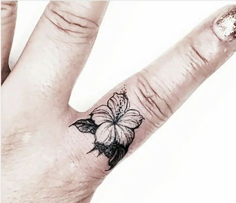 Hibiscus Elegant Finger Tattoo Women Hibiscus Finger Tattoo, Black Hibiscus Tattoo, Flower Finger Tattoos For Women, Finger Flower Tattoo, Finger Tattoos Women, Elegant Finger Tattoos, Small Finger Tattoo, Hawaiin Flowers, Flower Finger Tattoos