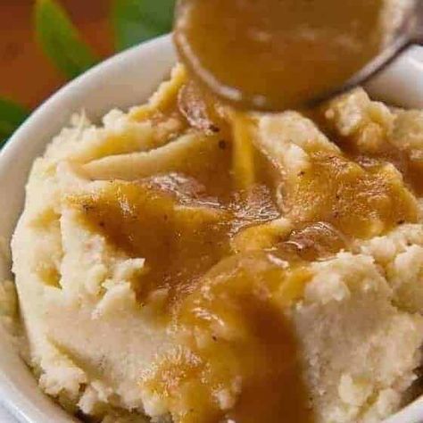 A gluten-free, grain-free, sugar-free gravy packed full of veggies Gravy Without Flour, Irish Candy, Onion Dishes, Roast Beef With Vegetables, Flour Gravy, Gluten Free Gravy, Mashed Cauliflower Recipe, Baked Onions, Cheesy Biscuit