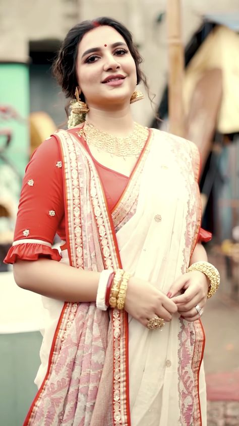 Traditional Bengali Blouse Designs, Bangoli Saree Traditional Look, Bengali Look For Durga Puja, Durga Puja Outfit Ideas, Sari Pic, Bengali Sari, Bengali Culture, Bengali Saree, Bengali Bridal Makeup