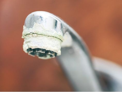 Magisches Putzen: glänzende Küche und glänzendes Bad mit nur 2 Hausmitteln. So entfernst du mühelos Kalk von Armaturen und der Spüle. In Küche und Bad ist alles sauber! Kalk entfernen Dusche | Kalk entfernen Wasserhahn | Hausmittel gegen Kalk | Kalk entfernen Armatur | Kalk entfernen Duschwanne | Kalk entfernen Waschbecken | Kalk entfernen Dusche Glas | Kalk entfernen Toilette | Kalkflecken Fliesen entfernen | Kalk mit Essig entfernen | WC reinigen Kalk | Fliesen Bad reinigen Kalk | Putztipps