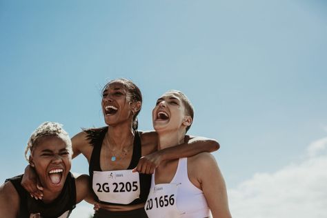 How Mindfulness is Showing up at the Olympic Games - Mindful || From Simone Biles to Tom Daley, here are some of the ways mindfulness is taking center stage at the Tokyo 2020 Olympic Games. https://www.mindful.org/how-mindfulness-is-showing-up-at-the-olympic-games/ Running Coach, Running Photos, Female Runner, Reference Pose, Running Team, Coach Sportif, The Olympic Games, 2020 Olympics, Tom Daley