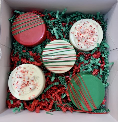 Christmas chocolate covered Oreos Winter Chocolate Covered Oreos, Christmas Oreos Dipped, Christmas Chocolate Covered Oreos, Christmas Oreos, Decorated Oreos, Winter Chocolate, Xmas Cakes, Chocolate Covered Desserts, Three Dog