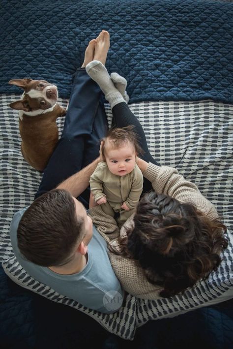 Baby Photography Poses, Baby Family Pictures, Couple With Baby, Mother Baby Photography, Family Photos With Baby, Foto Newborn, Newborn Baby Photoshoot, Baby Boy Photography, Adorable Newborn