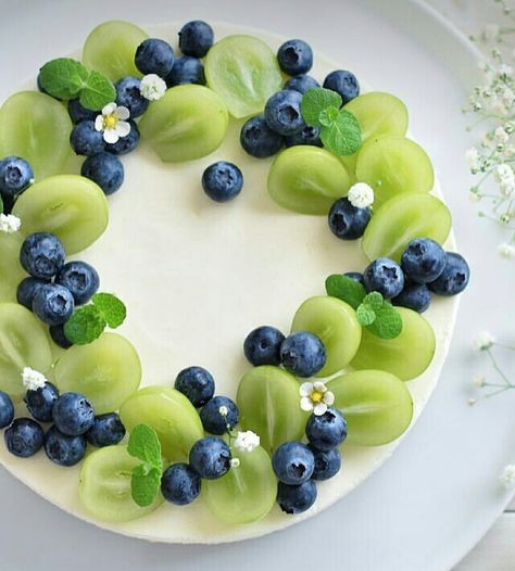 Cake Decorated With Fruit, Sommer Mad, Summer Cake, Decorações Com Comidas, Wreath Candy, Cake Candy, Fruit Decorations, Purple Christmas, Christmas Outdoor