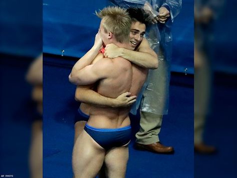 Jack Laugher & Chris Mears in a celebratory hug Rio 2016 Olympic Divers, Jack Laugher, Chris Mears, Green Pool, Olympic Swimmers, Guys In Speedos, Team Gb, Olympic Medals, Athletic Men