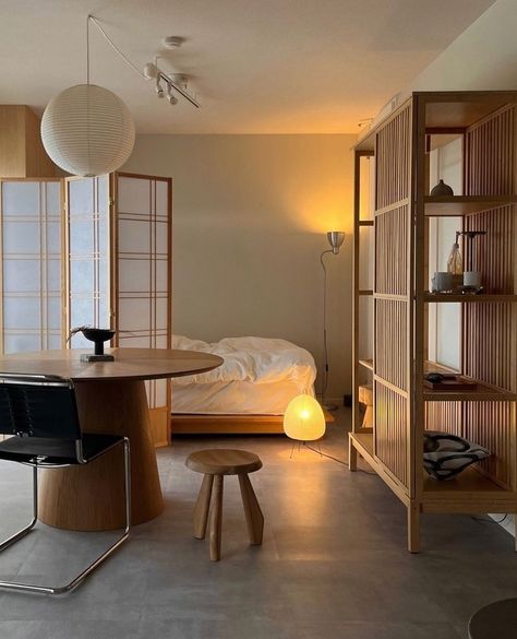 Japandi Studio Room, Scandi Style Interiors, Square Room Design, Vintage Small Apartment, Japandi Studio, Ori Living, Scandi Japandi, Minimalistic Interior, Japanese Home Design