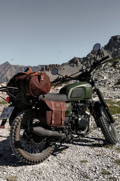 Brixton motorcycle with cool luggage. Мотоциклы Cafe Racers, Motorcycle Saddlebags, Haiwan Lucu, Motorcycle Camping, Cafe Racer Bikes, Motorcycle License, Custom Bike, Moto Bike, Adventure Motorcycling