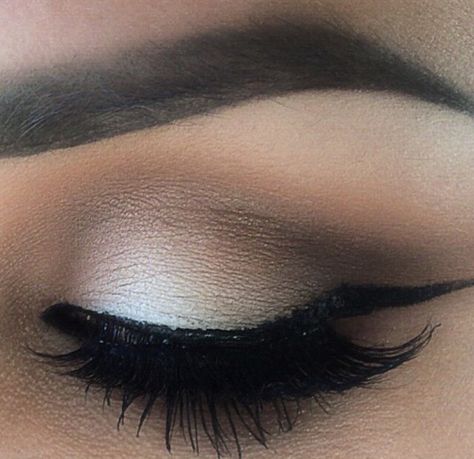 Love this Eye liner New Makeup Ideas, Winged Eye, Makeup Help, Something Something, Face Paint, Makeup Artist, Wedding Hairstyles, Eyeliner, Makeup Looks