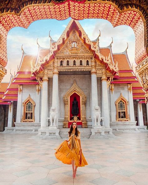 "No one saves us but ourselves. No one can and no one may. We ourselves must walk the path." - Buddha   Welcome to the beautiful Wat Benchamabophit  We squeezed in a visit here just before our flight to Phuket and I'm so glad we did. It was hands down my favourite place we visited in Bangkok. You can see the monks taking part in prayer and you can watch people arrive and donate essentials to them each morning a ceremony we actually witnessed just after arriving! If there's one place you visit du Wat Benchamabophit, Asian New Year, Bangkok Tourist, Bangkok Shopping, Thailand Outfit, Thai Temple, Buddhist Temples, Thailand Vacation, Bangkok Travel