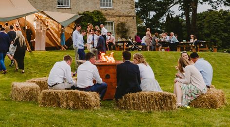 Backyard Wedding Fire Pit, Hay Bale Wedding Decorations, Hay Bales Wedding, Wedding Fire Pit, Country Wedding Foods, Tipi Decor, Hay Bale Wedding, Hay Bale Seating, Mums Wedding