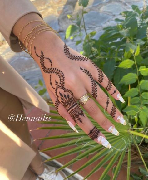 Light Mehendi Designs For Hands, Light Mehndi Designs, Long Henna Designs, Henne Simple, Arabic Designs, Cute Henna Designs, Finger Henna Designs, Tato Henna, Henna Tattoo Hand