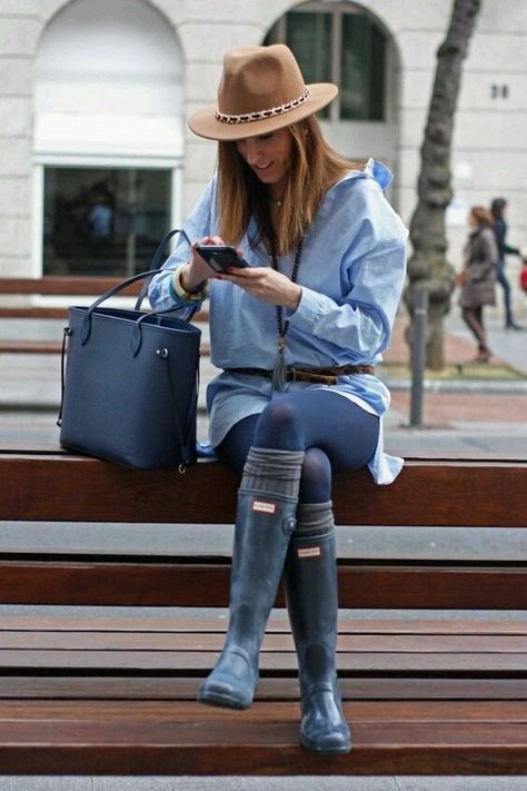 Navy Rain Boots Outfit, Hunter Boots Fashion, Raining Boots, Rubber Boots Fashion, Rain Boot Outfit, Hunter Boots Outfit, Womens Rubber Boots, Outfit Botas, Raincoat Outfit