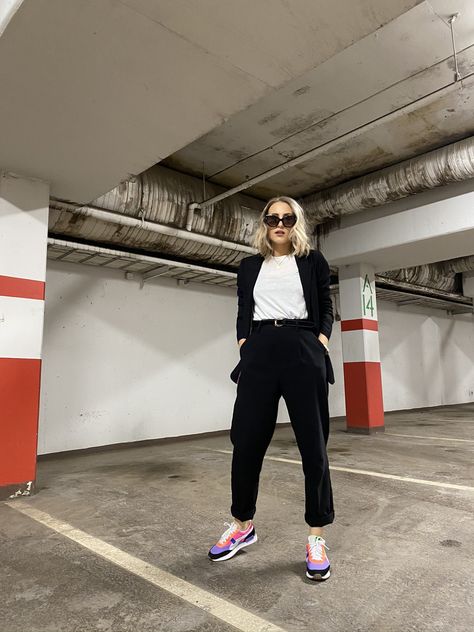 Blazer And Sneakers Outfit, Colorful Sneakers Outfit, Colorful Sneakers Women, Sneakers Outfit Spring, Sneakers Outfit Work, Parisian Outfit, Suits And Sneakers, Black Blazer Outfit, Puma Future Rider