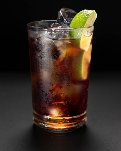 How to make Cuba Libre - Cocktail Club Cuban Drinks Non Alcoholic, Cuba Libre Recipe, Cuba Nightlife, Cuba Libre Drink, Cuba Libre Cocktail, Summer Drink Cocktails, Mocktail Drinks, Tres Leches Cake Recipe, Cuba In The 1950s