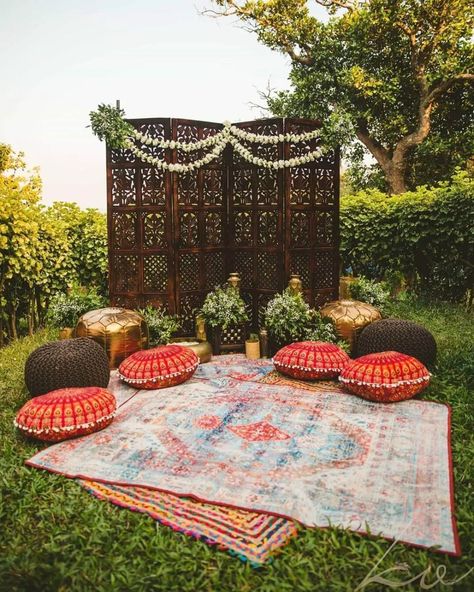 Ideas For Small Weddings, Small Wedding Decor, Mehendi Decor Ideas, Wedding Background Decoration, Apartments Decorating, Mandap Decor, Wedding Planning Decor, Decorating Farmhouse, Desi Wedding Decor