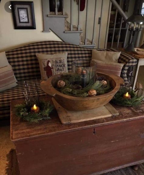 Primitive Coffee Table, Primitive Home Decorating, Primitive Decor Ideas, Valentine Cookies Decorated, Primitive Country Christmas, Primitive Dining Rooms, Primitive Christmas Decorating, Primitive Living Room, Primitive House