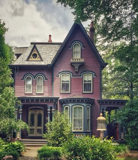 Purple Victorian House, Dark Victorian House, Modern Victorian House, Gothic Victorian Homes, Pink House Exterior, Sims 4 Essentials, Victorian House Colors, Architecture Studies, House Paint Ideas