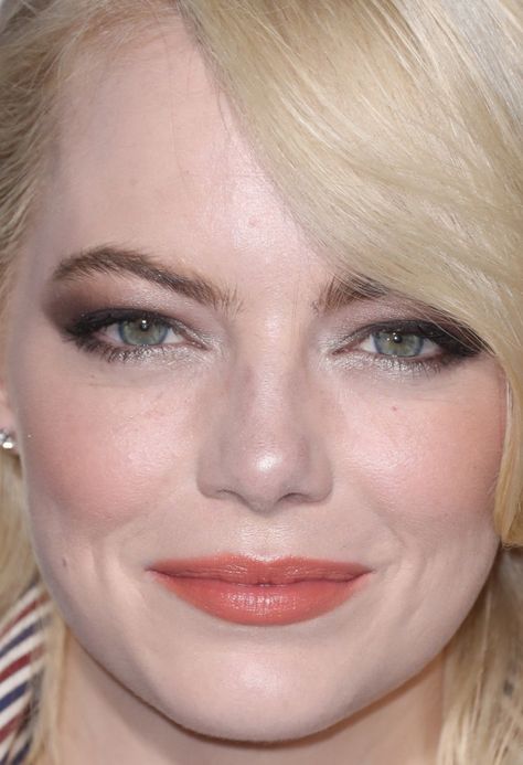 Celebs With Hooded Eyes, Emma Stone Eyes, Tawny Spring, Deep Set Eyes Makeup, Makeup Hooded Eyes, Emma Stone Hair, Emily Stone, Eyeshadow Application, Pale Makeup