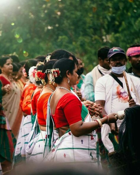 Jay Adivasi Photo, Jay Adivasi, Adivasi Photo, Traditional Pictures, Santali Photo, Raj Kumar, Downtown Photography, Indian Wedding Poses, Dance Photo