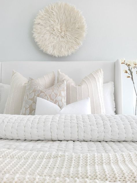 All White Aesthetic Bedroom, White And Bright Bedroom, Cream And White Bed, White Bedding With Pops Of Color, White Pillows Bedroom, Bedroom Pillows Arrangement, Bed Pillow Arrangement, Blue Linen Pillows, La Living