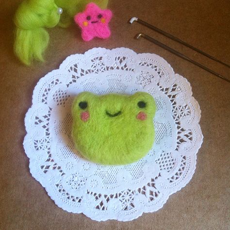 Needle Felt Kawaii, Needle Felt Frog, Needle Felted Frog, Felted Frog, Felt Frog, Toy Story Dolls, Frog Cookies, Felt Templates, Frog Pin